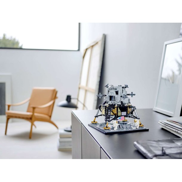 LEGO Creator Expert - NASA Apollo 11-m�nelandingsfart�j (10266)