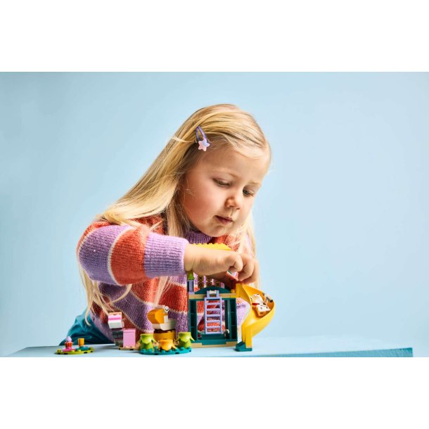 LEGO Bluey - Sjov p� legepladsen med Bluey og Chloe (11201)