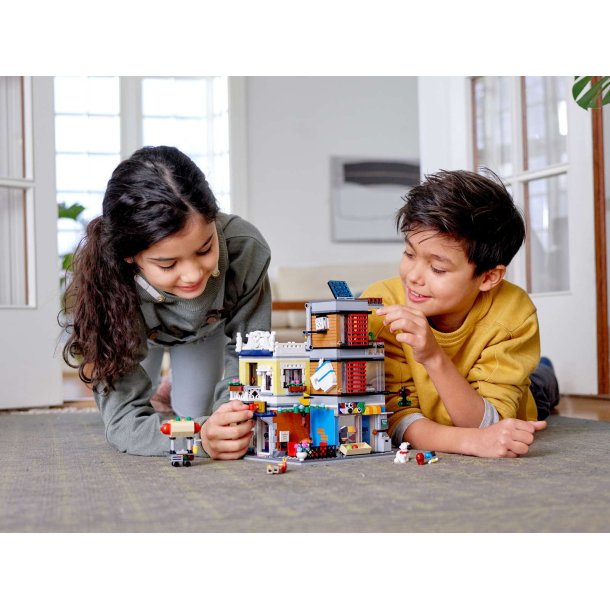 LEGO Creator 3-i-1 - Byhus med dyrehandel og caf� (31097)