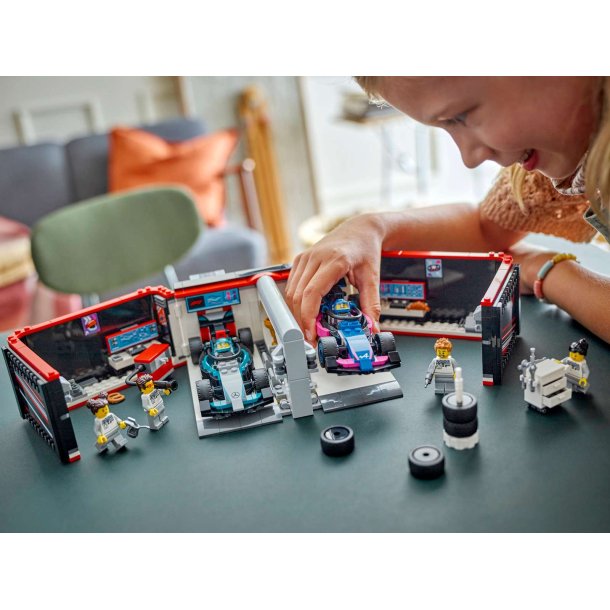 LEGO City - F1-garage: Mercedes-AMG og Alpine-biler (60444)