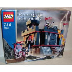 8802 - Dark Fortress Landing