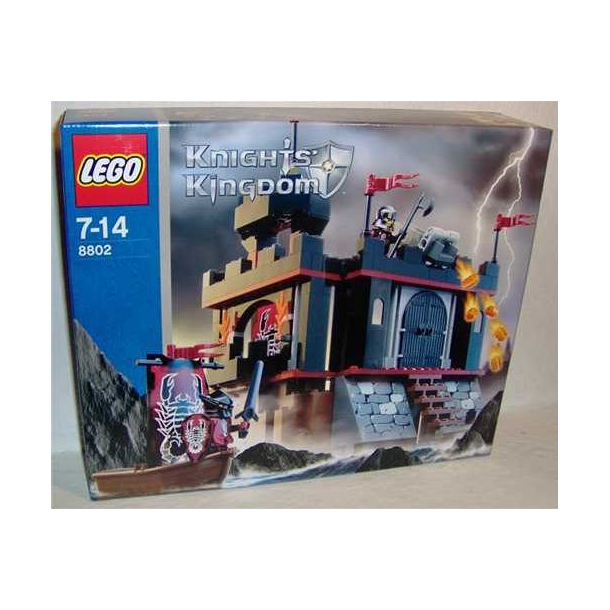 8802 - Dark Fortress Landing