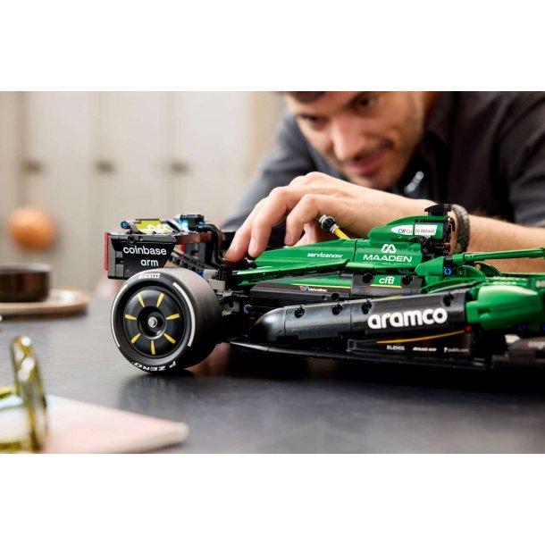 Aston Martin Aramco AMR25 F1-bil (42240)