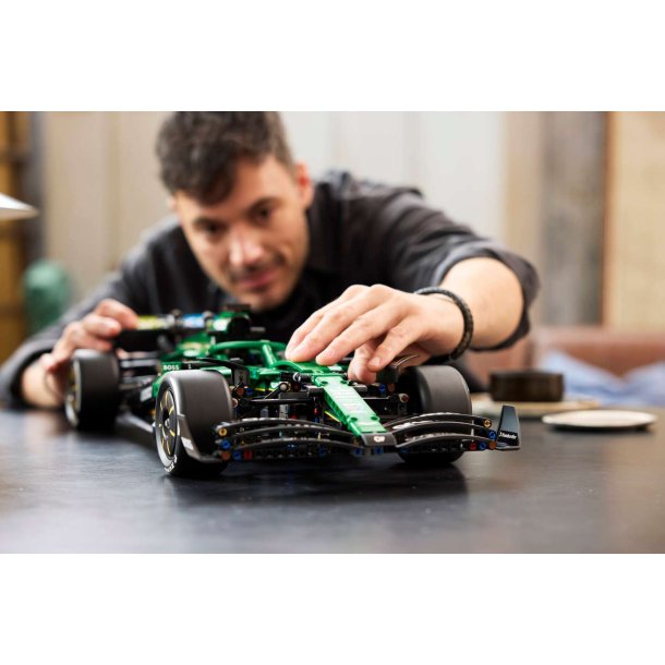 Aston Martin Aramco AMR25 F1-bil (42240)