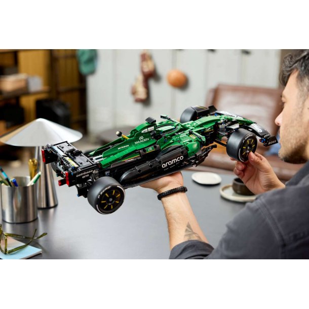 Aston Martin Aramco AMR25 F1-bil (42240)